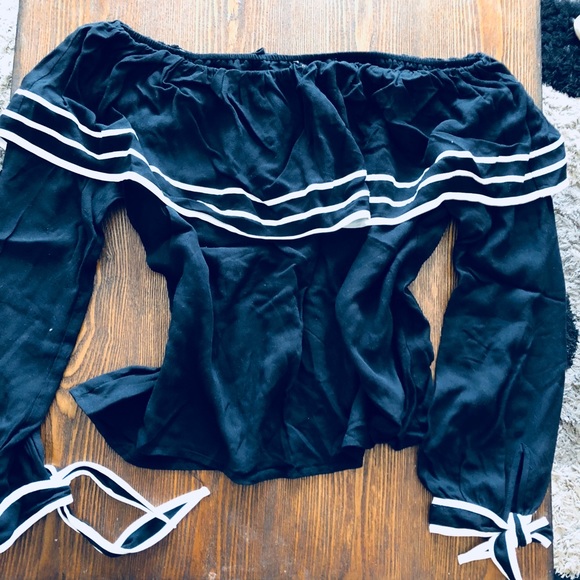 NWOT Off the shoulder tie up sleeves top - Picture 3 of 5